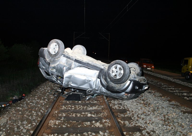 Prevrnuli se automobilom na željezničkoj pruzi