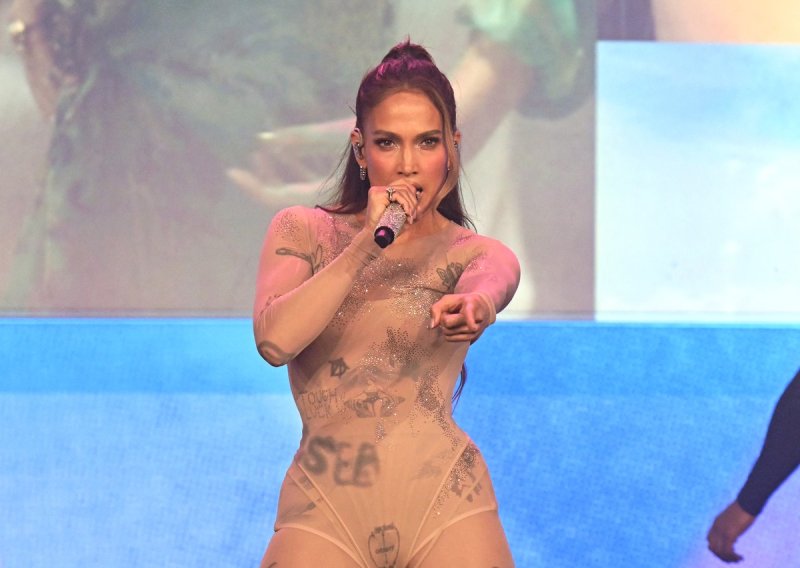 To može samo Jennifer Lopez: U 'goloj' kreaciji izazvala lavinu reakcija