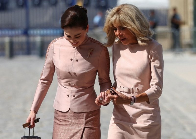 U puderastim tonovima: Brigitte Macron i kraljica Suthida oduševile besprijekornom elegancijom