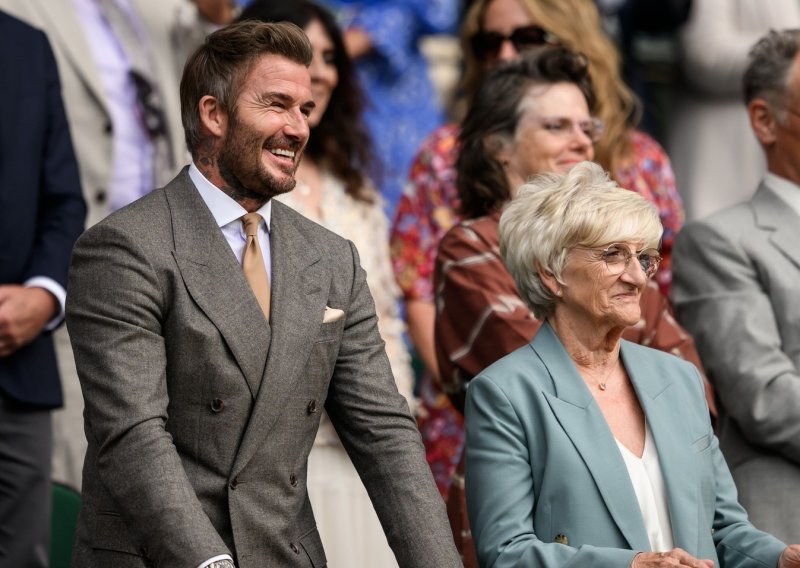 Napravili show na Wimbledonu: Beckham snimao selfieje s majkom pa je upoznao s Đokovićem