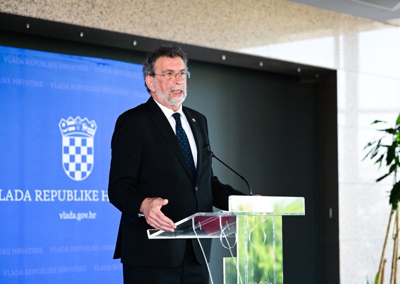 Fuchs: E-mail adrese učenika i profesora završile na serveru u Rusiji