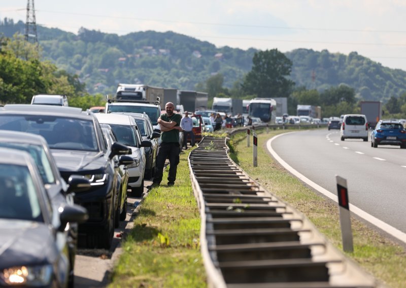 Kaos na autocesti A1: Gori automobil, velika kolona prema moru. Zastoji i na obilaznici
