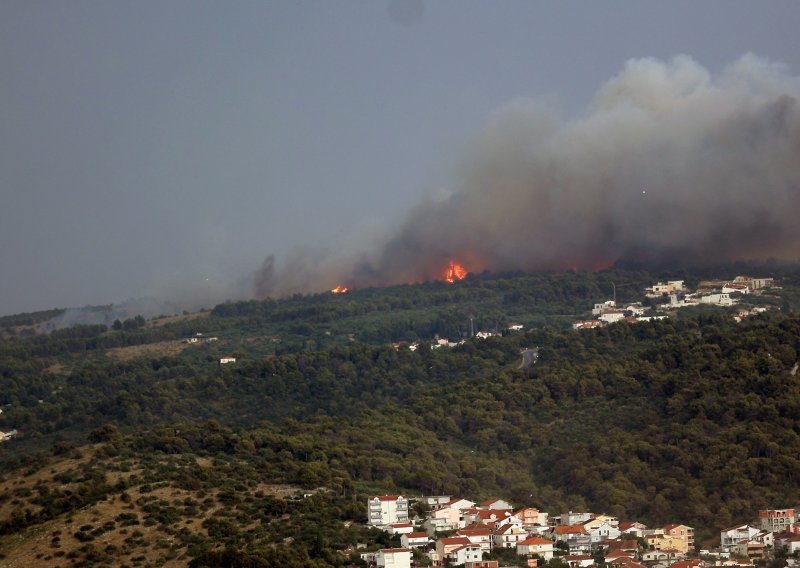 Nakon teške noći: Vatrogascima na Čiovu u pomoć stižu dva kanadera