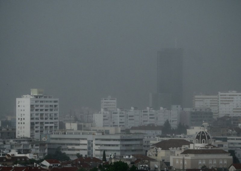 Nevrijeme stiglo u Dalmaciju: Olujni udari vjetra i tuča, temperatura se srušila za 18 stupnjeva