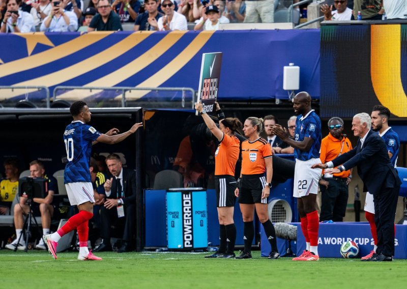 Evo što je francuski izbornik napravio dok je Mbappe izlazio iz igre