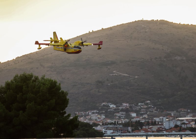 Burna noć za vatrogasace: Pod nazdorom požari kod Stona i Orebića, problemi na Mljetu