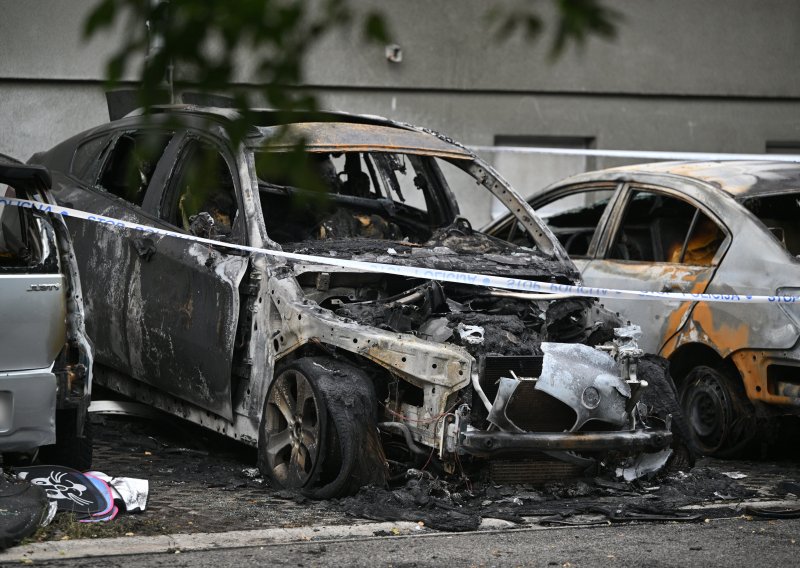 Drama na Trešnjevci: U požaru uništen BMW, oštećeni i drugi automobili i stanovi