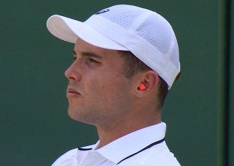 Tenisač iz BiH na Wimbledonu izgubio živce: Pogledajte što je u tom trenutku napravio njegov suparnik