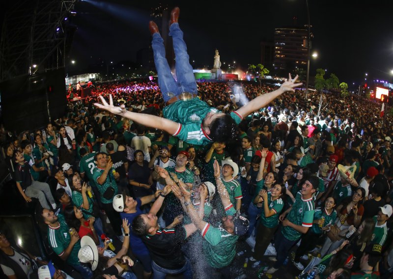 Dvoje mrtvih u slavlju na ulicama Mexico Cityja