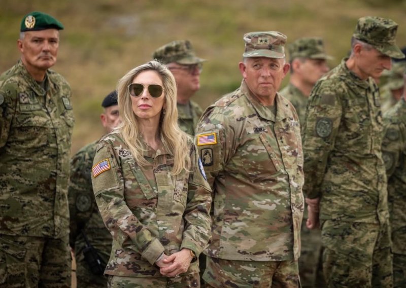 FOTO Američka veleposlanica stigla u Slunj: Pogledajte što je radila za vojnike