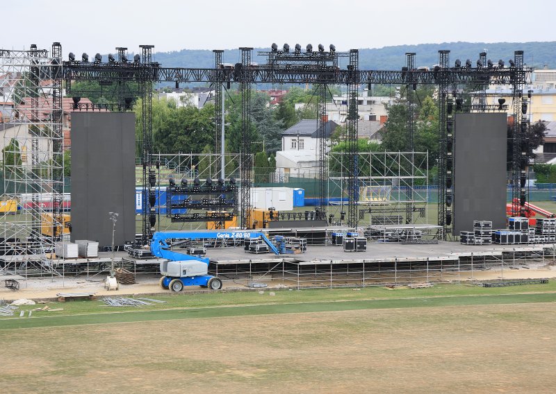 Impozantna pozornica i oprema: Pogledajte prizore priprema za Thompsonov koncert u Zaprešiću
