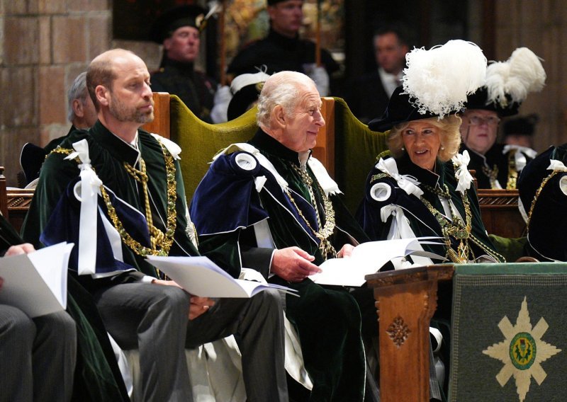 Na Dianin rođendan princ William se pojavio uz kralja Charlesa i Camillu