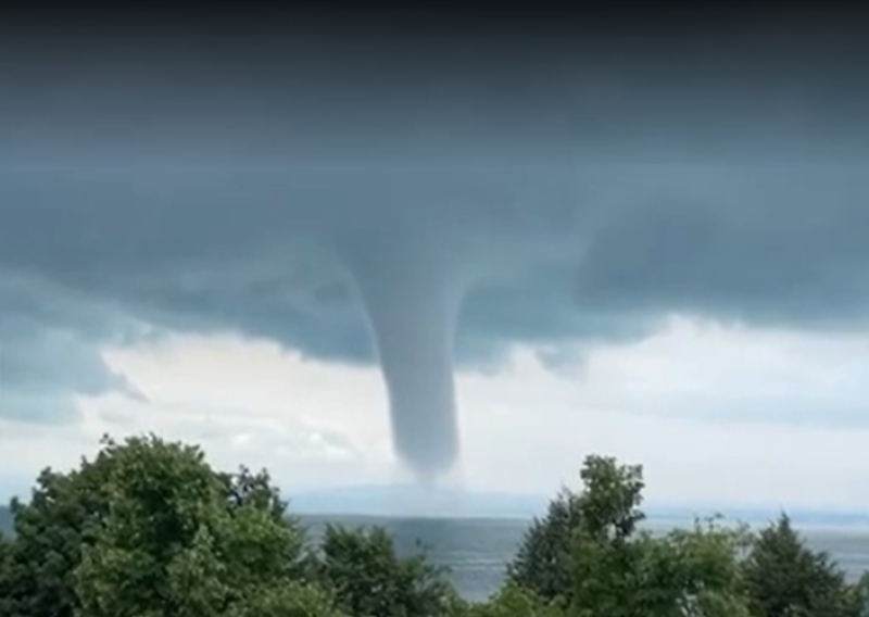 VIDEO Dramatični prizori iz Njemačke: Snimljen golemi vodeni tornado