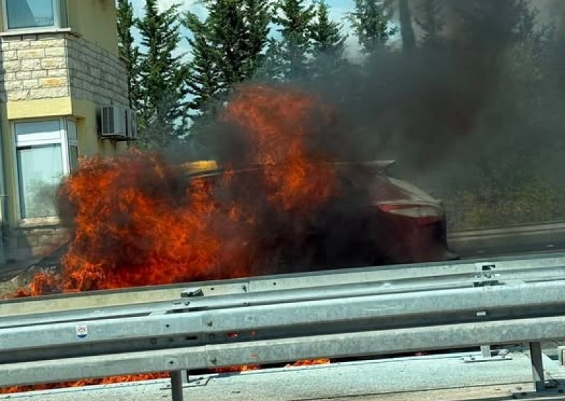 Kod naplatnih kućica u Zadru potpuno izgorio auto: Vozač u zadnji tren izašao iz vozila