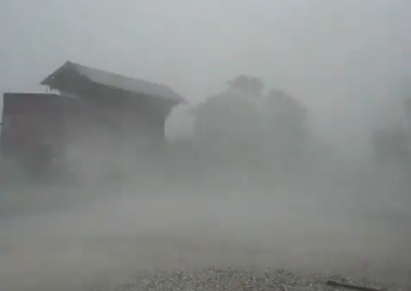 VIDEO Nevrijeme stiglo u Hrvatsku: Olujni vjetar čupao stabla, oštećen krov sportske dvorane