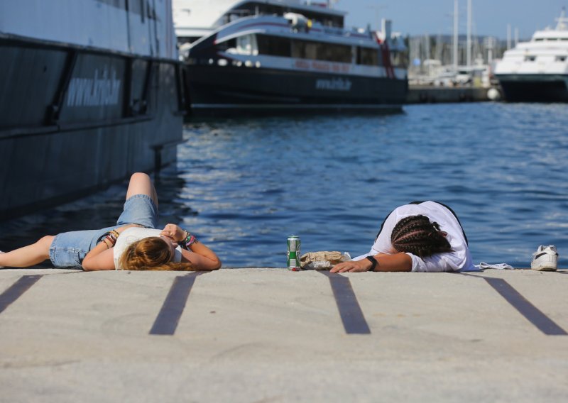 Leže nasred ceste, građani zovu Hitnu: Više od 50 intervencija zbog alkoholiziranih turista