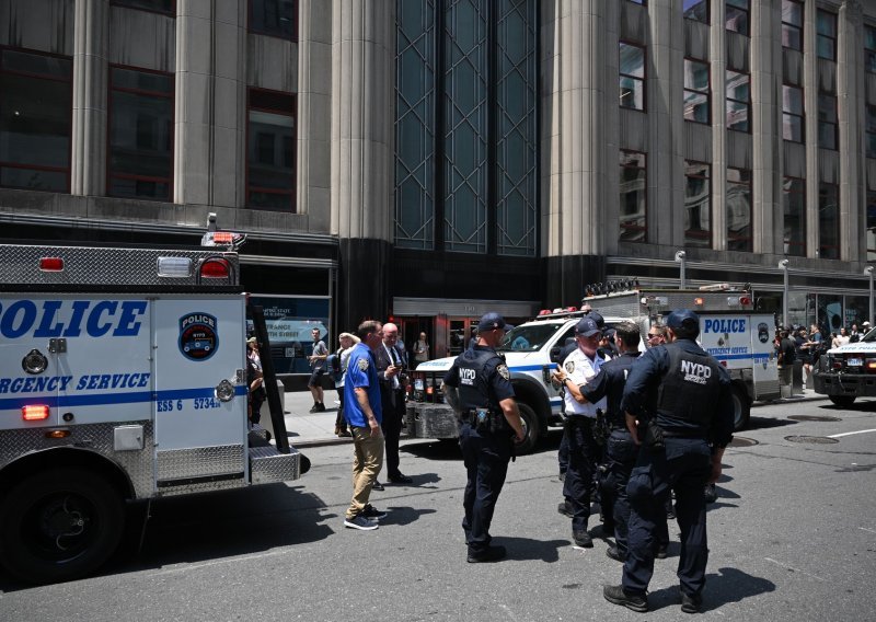 FOTO Ljudi u crnom popeli se na vrh Empire State Buildinga: Pogledajte transparent