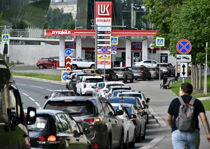 Rusija ostaje bez goriva: Građani satima čekaju na benzinskoj, šire se snimke tučnjava
