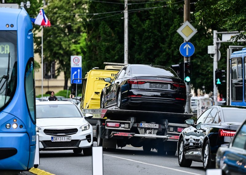 FOTO/VIDEO Detalji nesreće u kojoj su sudjelovale Vladine limuzine: Vozilo naletjelo na nove separatore u Savskoj