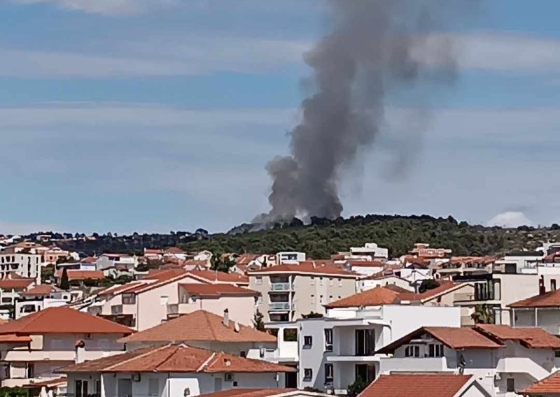 Čiovo opet gori: Vatrogasci pokušavaju zaustaviti širenje vatre, stiže kanader