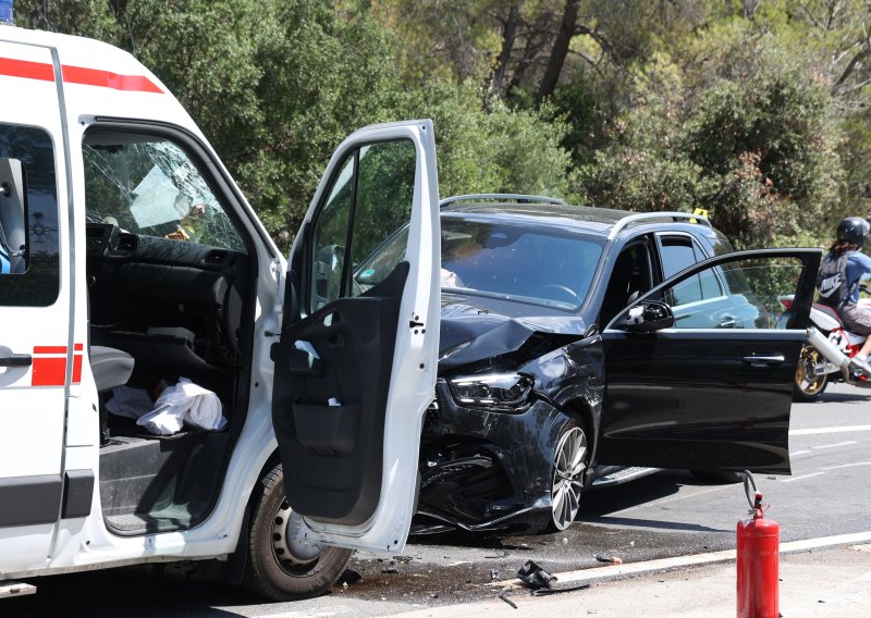 FOTO Težak sudar kod Šibenika: Mercedes se zabio u vozilo saniteta, šest osoba prevezeno u bolnicu
