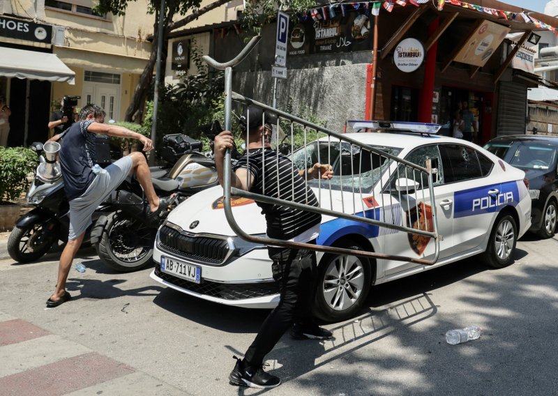 VIDEO Kaos ispred albanskog parlamenta: Letjela jaja i brašno, policija uzvratila suzavcem