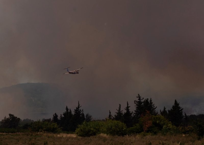 Vatrogasci se bore s požarima na jugu Francuske, evakuirano 2000 ljudi