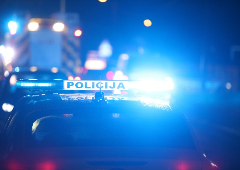 Mrežama se širi snimka brutalne makljaže ispred splitskog kluba: Mladić izbio zub policajcu