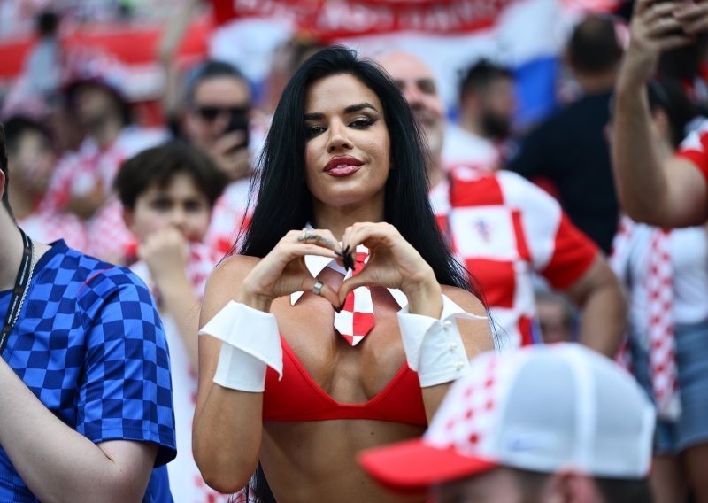 Ivana Knoll bodrila Vatrene protiv Portugala, pažnju ukrala kravatom oko vrata