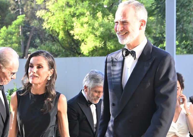 Kraljica Letizia spojila staru haljinu i spektakularan nakit, ali svi pričaju o njezinim rukama