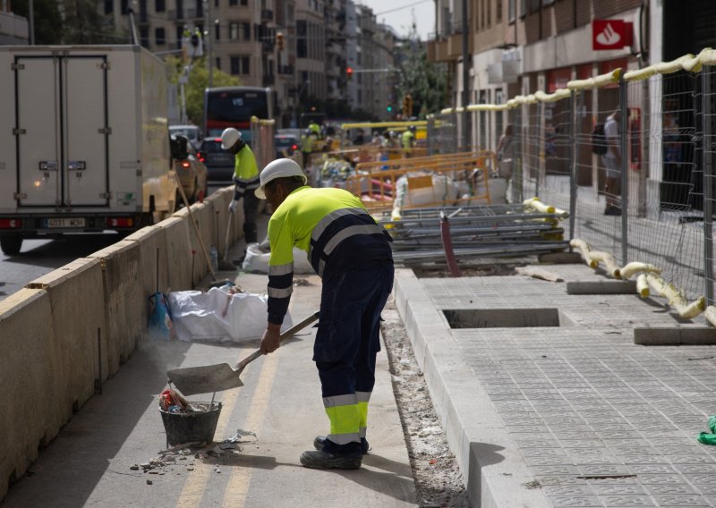 Radnici u Barceloni na temperaturama iznad 30 °C nose posebne narukvice. Evo o čemu se radi