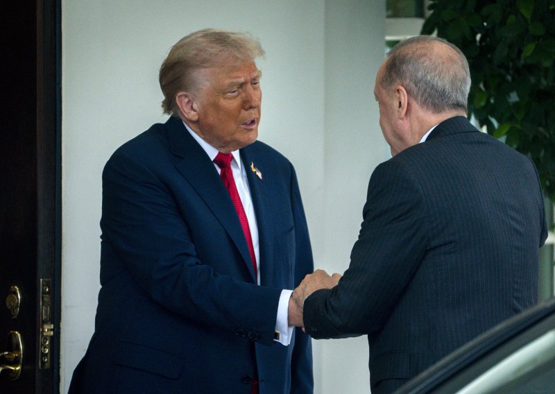 Trump je kritizirao gotovo sve zapadne saveznike, ali jednog lidera hvali i nosi mu 'poklone'