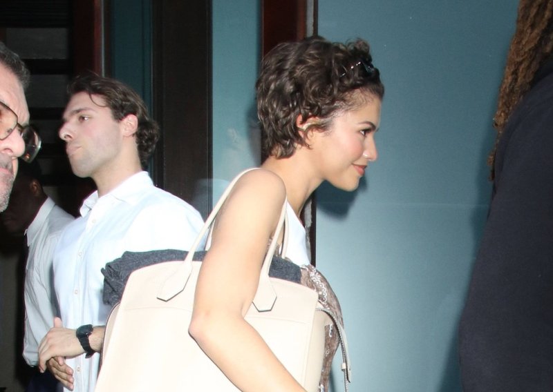 Zendaya odbacila štikle: Obična majica, traperice i cipele koje ili volite ili prezirete