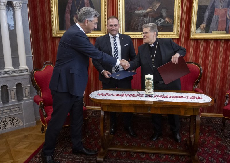 Između predstavnika Vlade i Crkve pala žarulja, ministar Vlajčić: Božja prisutnost je tu