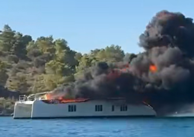 VIDEO Drama na Hvaru: Velika buktinja guta katamaran