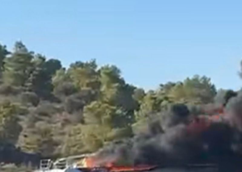 VIDEO Na Hvaru potpuno izgorio katamaran, potonuo na morsko dno
