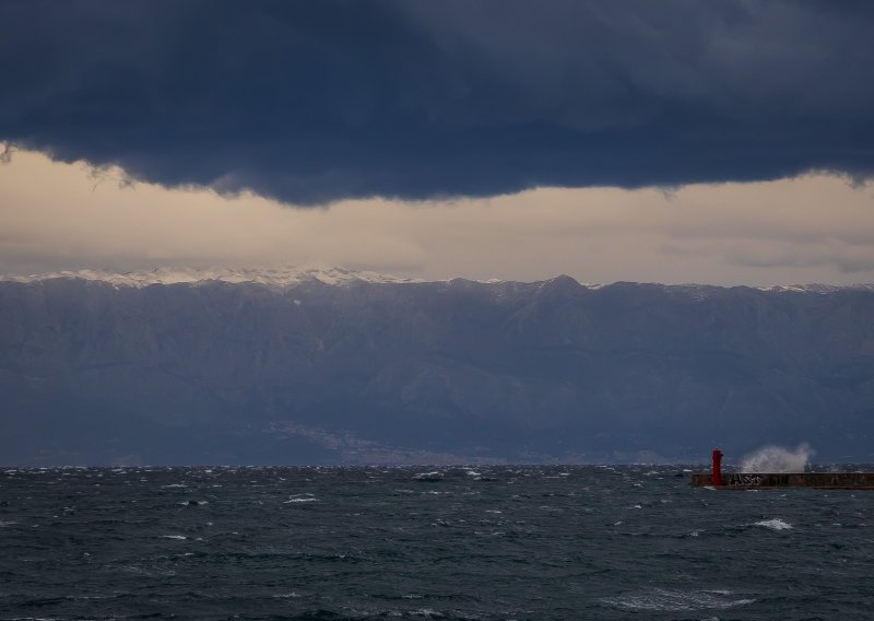 Niz pogibeljnih situacija na moru: Prevrnuta jedrilica, požar, češka obitelj spašena od utapanja...