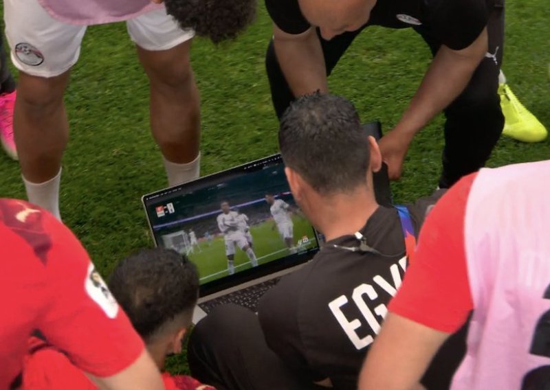Nevjerojatna scena na SP-u postala hit: Evo zašto je reprezentacija gledala Mbappea na YouTubeu