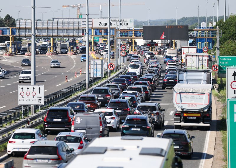 Počela velika smjena turista: Gužve prema jugu, bura otežava promet i plovidbu
