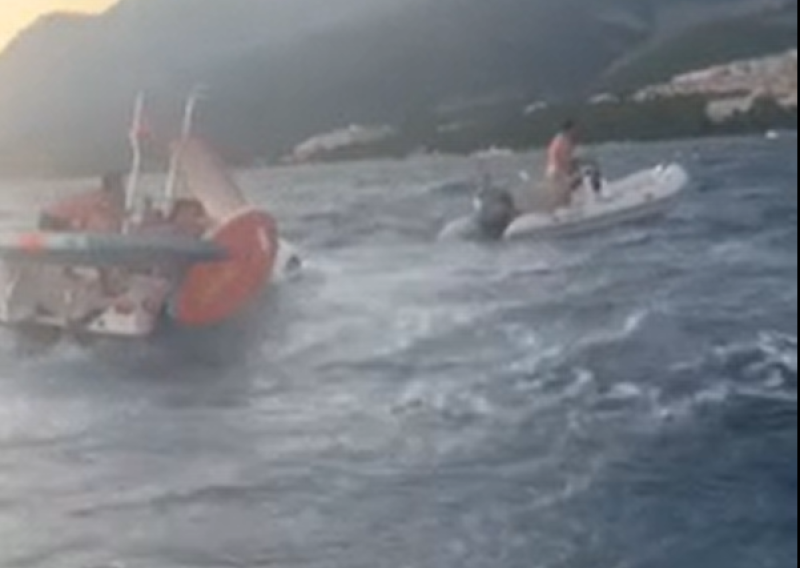 Drama na moru: Bura odnijela djecu na daskama, za njima krenuli roditelji na pedalini pa se i njih spašavalo