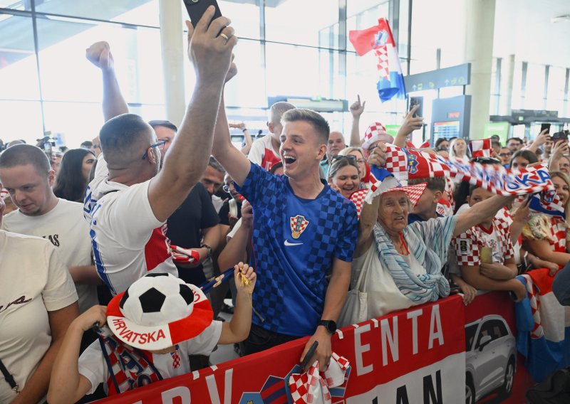 Vatreni bez Luke Modrića sletjeli u Zagreb. Pogledajte fantastičnu atmosferu s dočeka