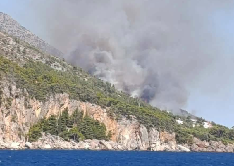 VIDEO Izbio veliki požar na Hvaru: Vatrogascima pomažu i četiri zrakoplova