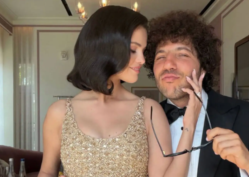 Modni pogodak za pamćenje: Selena Gomez u zlatnom izdanju zasjenila sve na svadbi Taylor Swift
