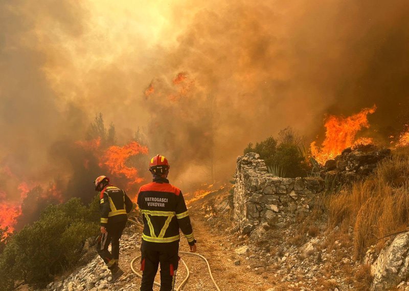 FOTO Vatrogasci objavili dramatične fotografije s Hvara