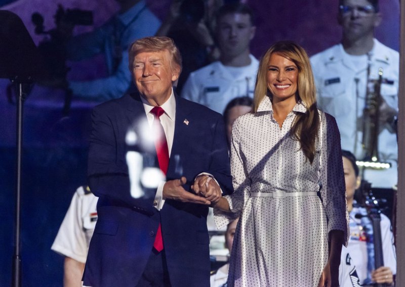 Ovaj kroj nikad ne izlazi iz mode: Melania Trump odabrala haljinu u kojoj svaka žena izgleda elegantno