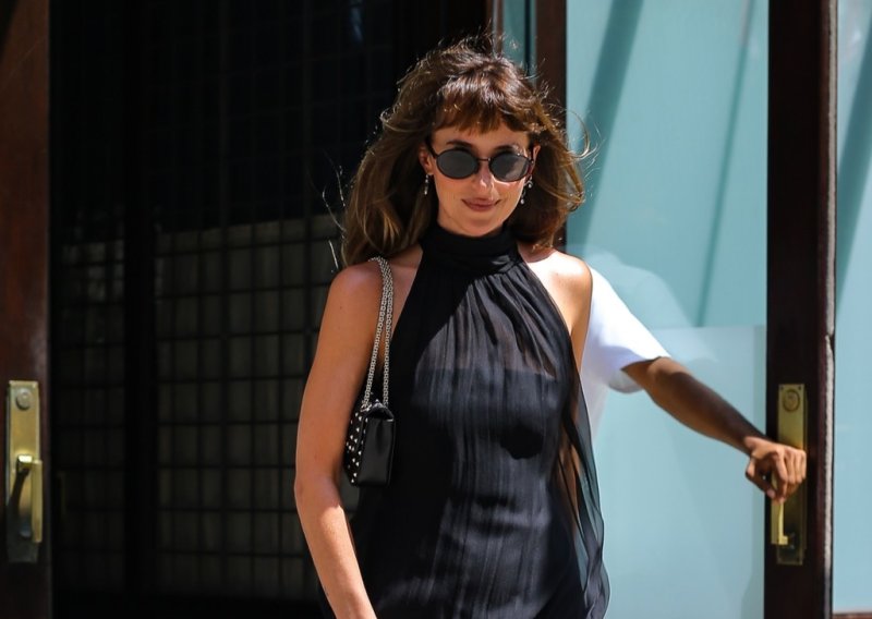 Najbolje odjevena gošća: Dakota Johnson u stajlingu kojim je zasjenila sve na svadbi Taylor Swift