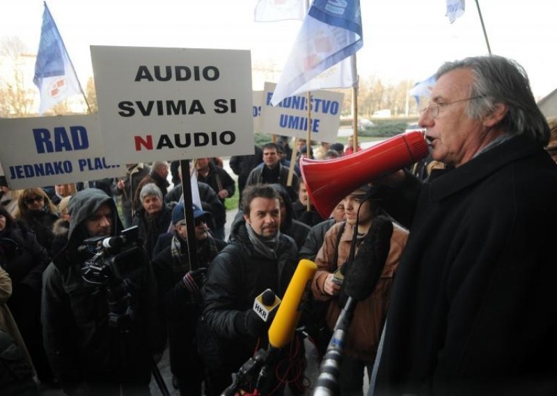 Tristotinjak radnika pred Čačićevim ministarstvom