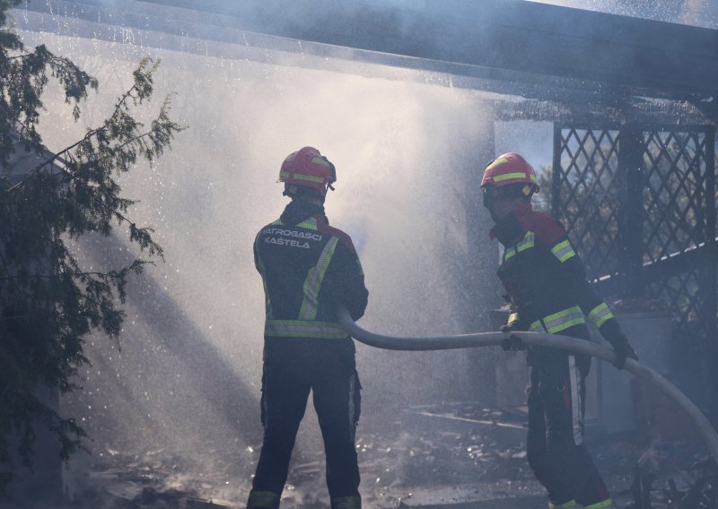 Vatrogasci obuzdali požar kod Trogira: 'Ulazimo u svaku ulicu, struja je ugašena'