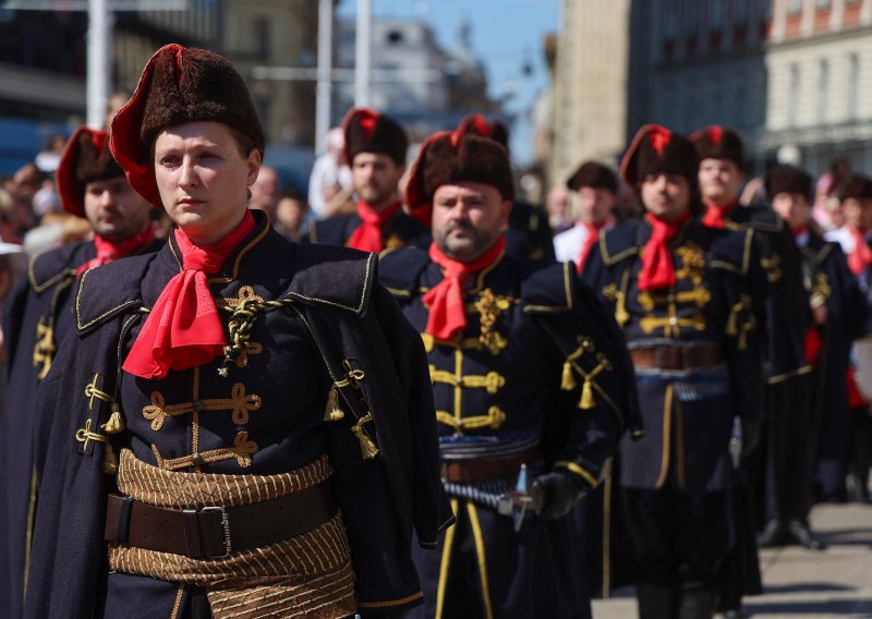 Evo kompromisa za Plenkovića i Milanovića: U Pariz pošaljite - Kravat pukovniju!