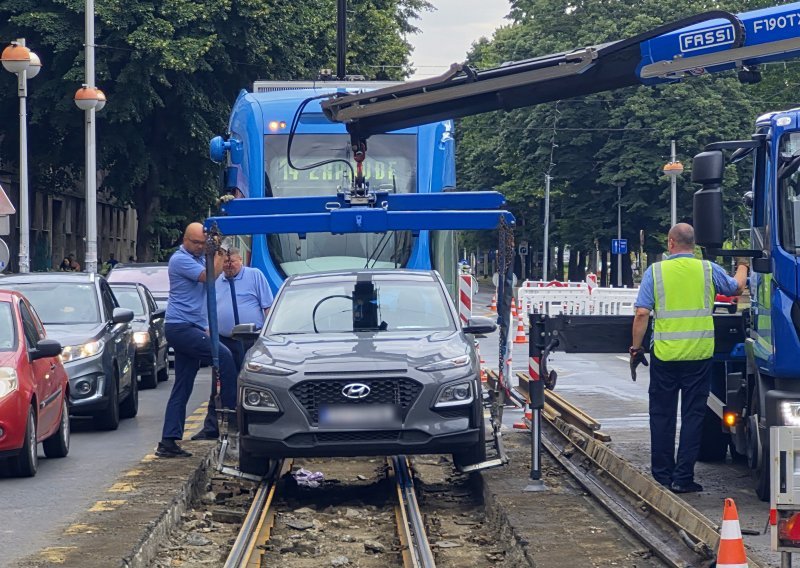 Automobil ponovno upao u raskopane tračnice u Zagrebu